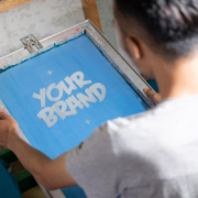 Serigrafi baskı nedir ve nasıl yapılır — oktem nameplate üretim süreci
