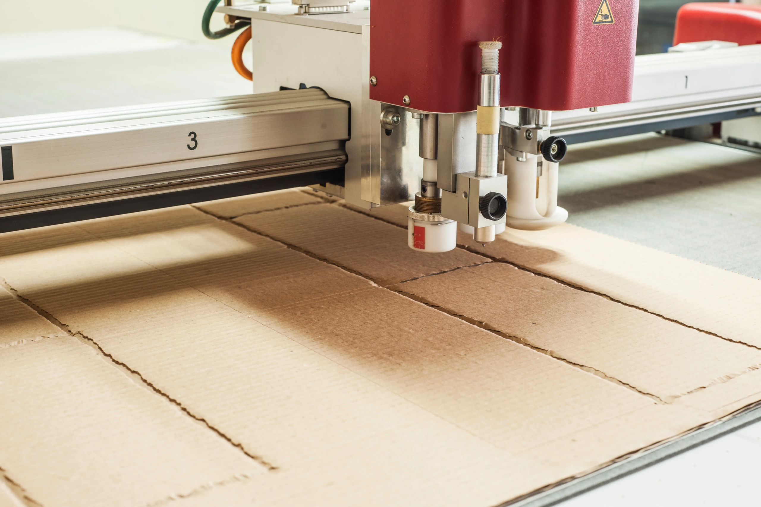 OKTEM Nameplate endüstriyel kesim hizmeti – yüksek hassasiyetli CNC kesim teknolojisi ile plastik, lexan, karton, köpük, deri ve kompozit malzemelerin temiz ve net şekilde kesimi