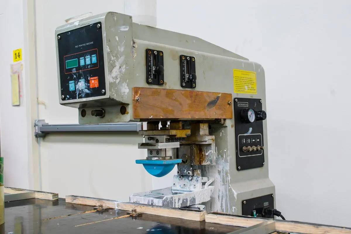 OKTEM Nameplate tampon baskı hizmeti – silikon tampon ve özel klişe teknolojisiyle plastik, metal, cam, ahşap ve seramik yüzeylere yüksek hassasiyetli baskı uygulaması