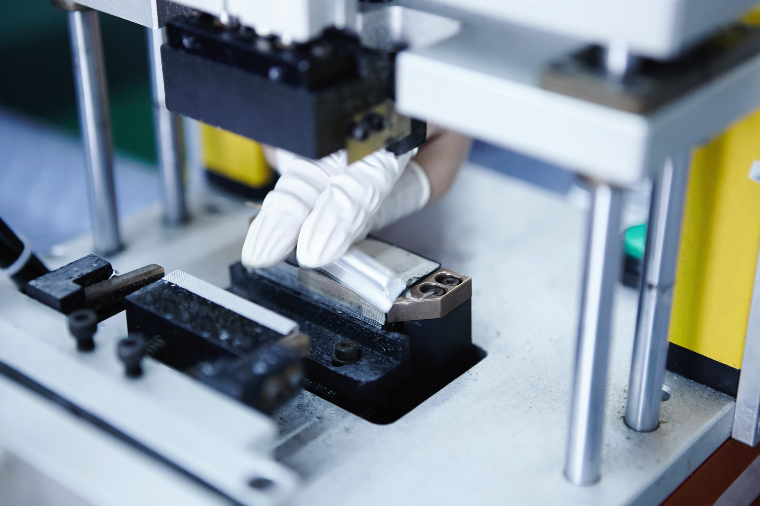 Ultrasonik Kaynak Hizmeti | OKTEM Nameplate – Hızlı, Temiz ve Dayanıklı Birleştirme OKTEM Nameplate ultrasonik kaynak hizmeti – yüksek frekanslı titreşim teknolojisi ile termoplastik ve belirli metal parçaların hızlı, temiz ve güçlü şekilde birleştirilmesi